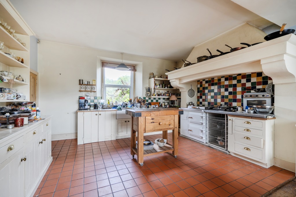 Lot: 47812 - FORMER CAPTAINS HOUSE PLUS THREE-BEDROOM BUNGALOW SET IN OVER 8.5 ACRES OF LAND WITH COUNTRYSIDE AND SEA VIEWS - Kitchen area
